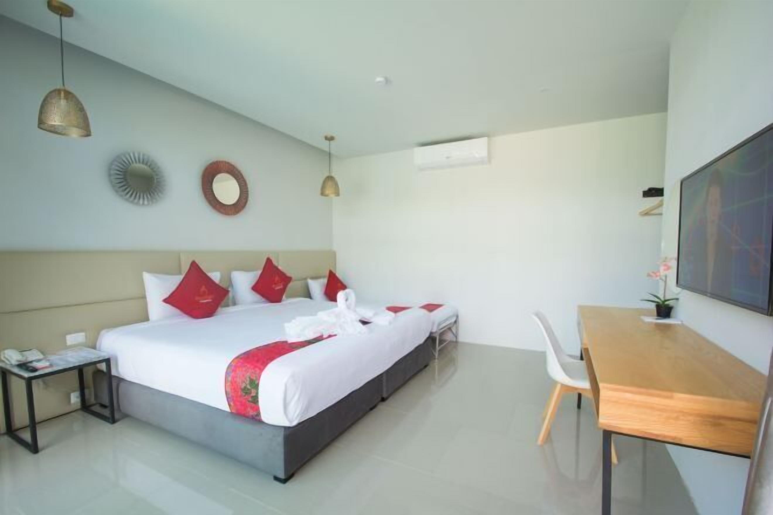 4 bedrooms, in-room safe, desk, laptop workspace