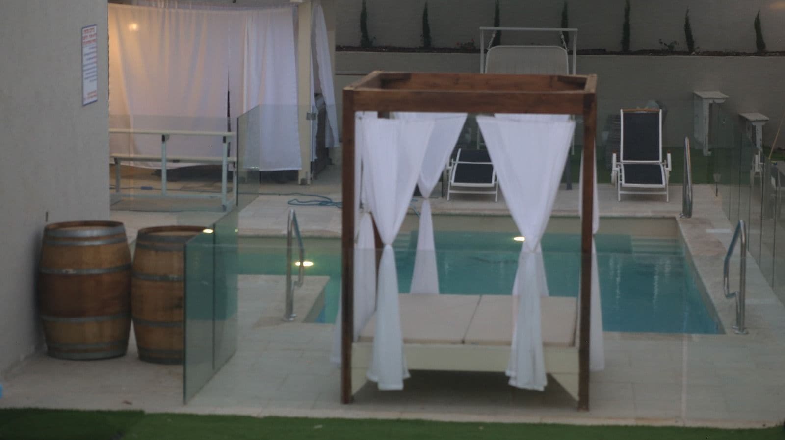 Outdoor pool, free cabanas, sun loungers