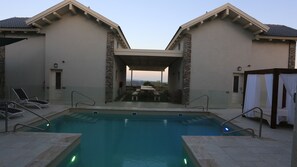 Piscine extérieure, cabanas gratuites, chaises longues