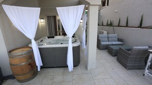 Outdoor spa tub - The Edge (Merom HaGalil)