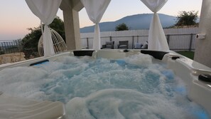Outdoor spa tub - The Edge (Merom HaGalil)