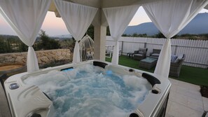 Presidential Suite | Outdoor spa tub
