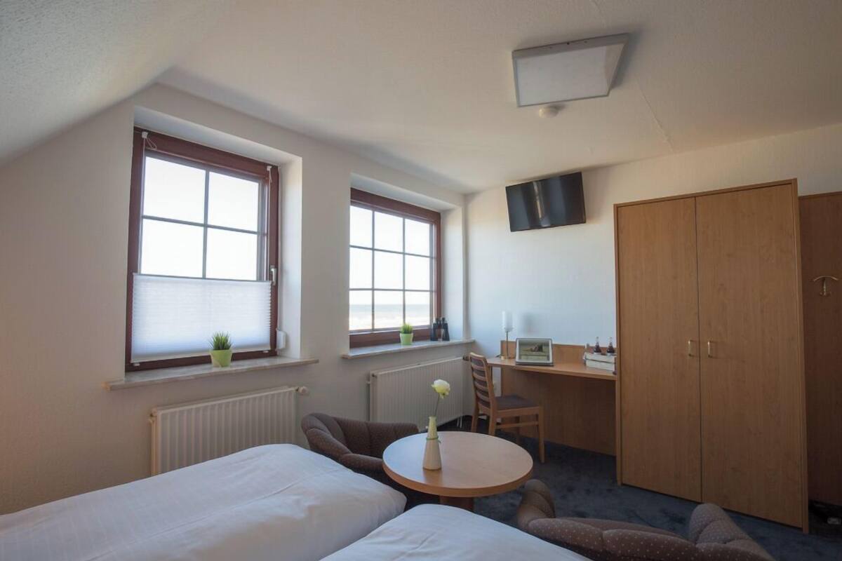 Klassieke tweepersoonskamer, niet-roken, uitzicht op het strand | Een kluis op de kamer, gratis wifi, beddengoed