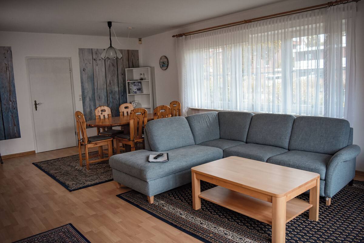 Familie appartement, balkon | Woonkamer | Flatscreentelevisie