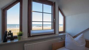 Quarto solteiro clássico, para não fumantes, vista para a praia | Roupas de cama antialérgicas, cofres nos quartos, Wi-Fi de cortesia