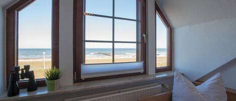 Classic Single Room, Non Smoking, Beach View | Hypo-allergenic bedding available, in-room safe, WiFi (free), bed sheets