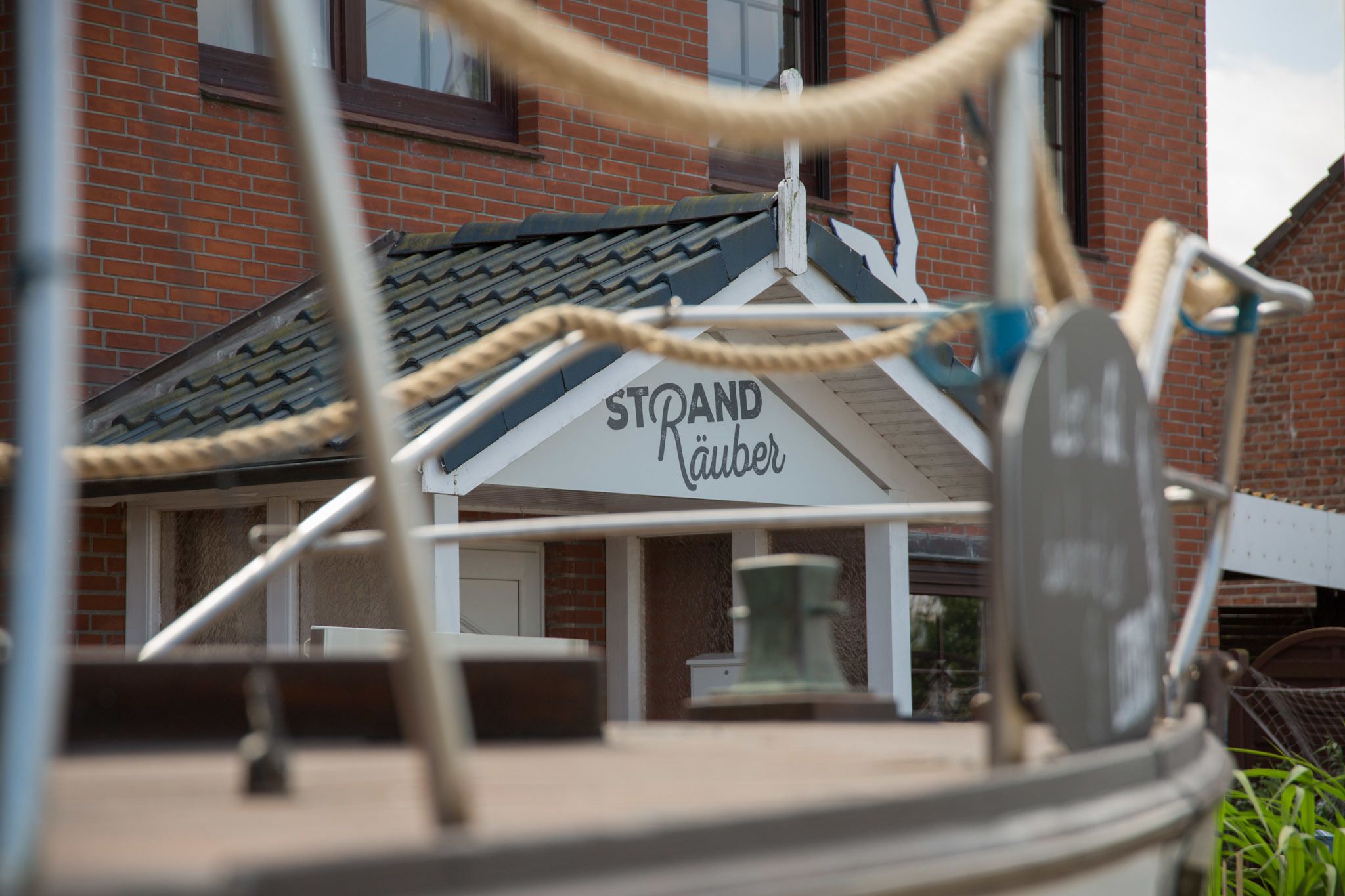 Un edificio con un cartel que dice "STRAND Ruhe".