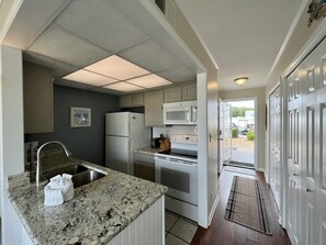 Fridge, microwave, oven, stovetop - SPC 1002 Great condo, on golf course, private beach access and much more (Destin)