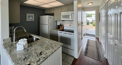 Condo # 1002 on 1 makuuhuone ja on "Lemmikkiystävällisiä"