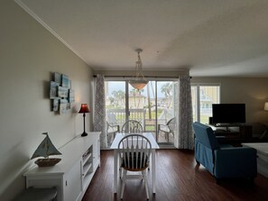 TV, DVD player - SPC 1002 Great condo, on golf course, private beach access and much more (Destin)