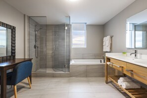 Superior-Loft, 1 King-Bett und Schlafsofa | Badezimmer | Duschwanne, kostenlose Toilettenartikel, Haartrockner, Handtücher