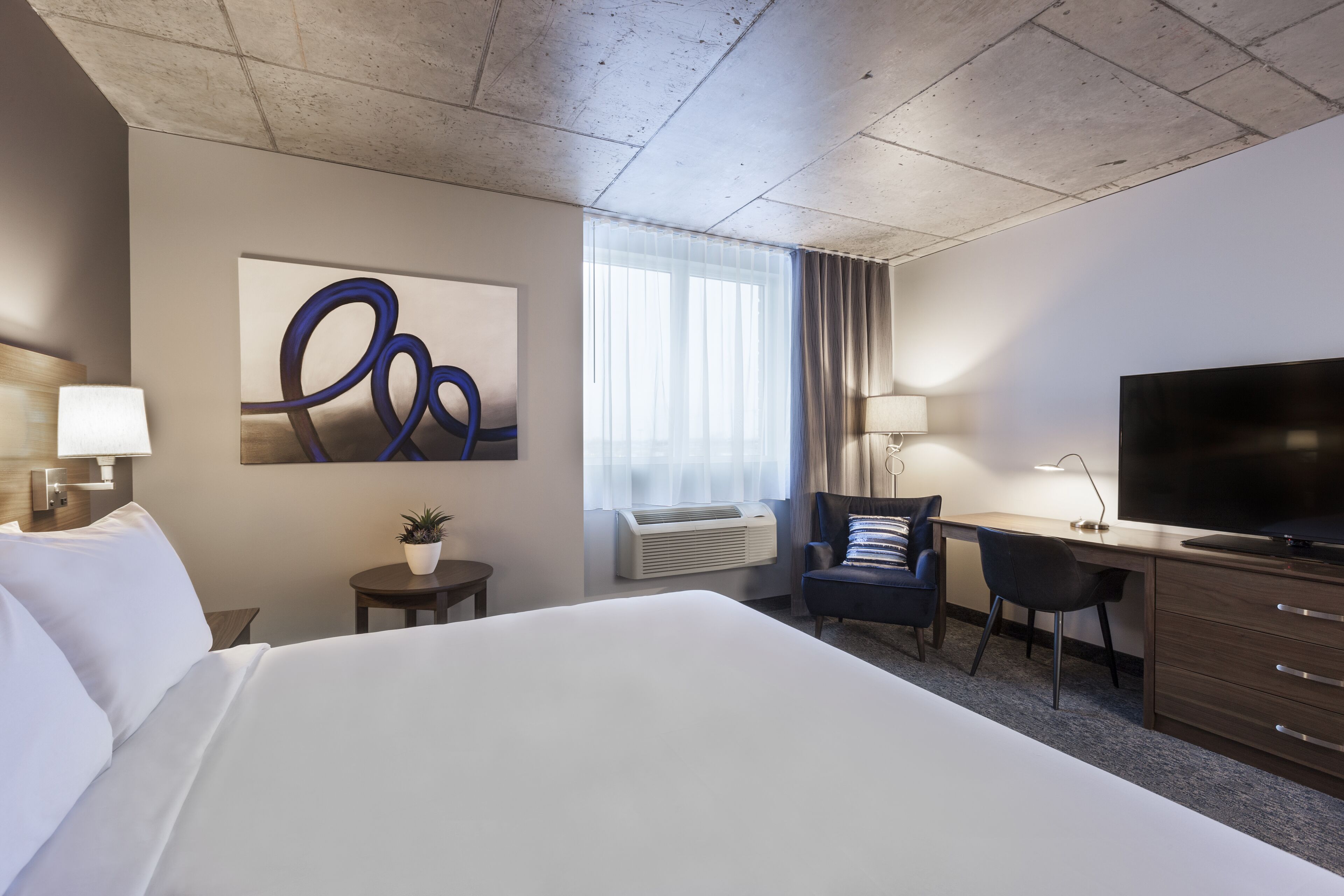 room, 1 king bed | premium bedding, minibar, desk, laptop workspace