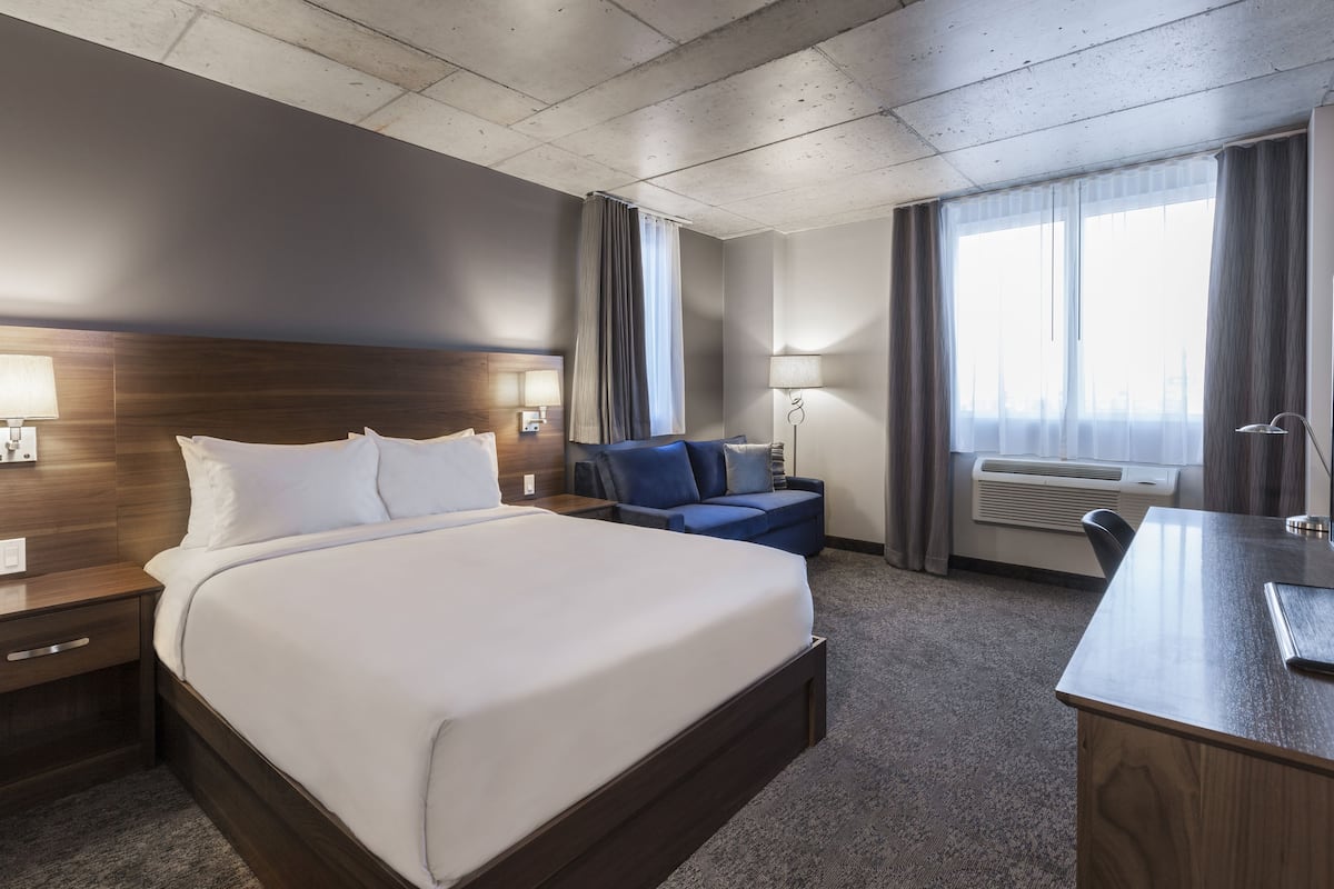 Habitación, 1 cama Queen size y sofá cama | Ropa de cama de alta calidad, minibar y escritorio 