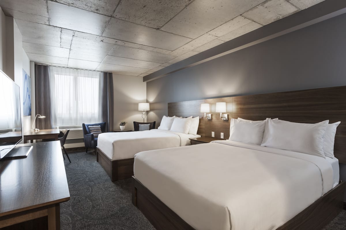 Zimmer, 2 Queen-Betten | Hochwertige Bettwaren, Minibar, Schreibtisch