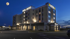 Un hotel con el rótulo