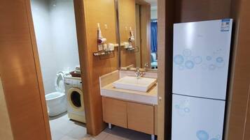 Design-Doppelzimmer, 1 Queen-Bett | Badezimmer | Dusche, Hydromassagedusche, kostenlose Toilettenartikel, Haartrockner