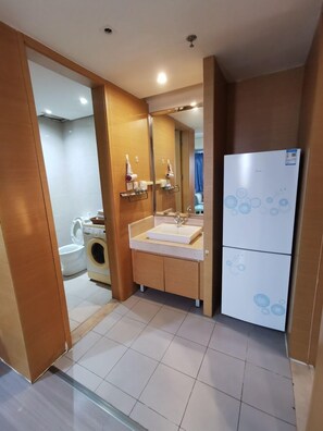 Design-Doppelzimmer, 1 Queen-Bett | Badezimmer | Dusche, Hydromassagedusche, kostenlose Toilettenartikel, Haartrockner