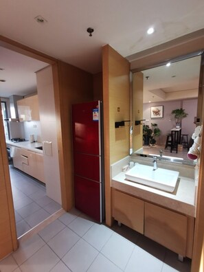 Standard-Doppelzimmer, 1 Doppelbett | Badezimmer | Dusche, Hydromassagedusche, kostenlose Toilettenartikel, Haartrockner