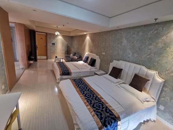 Business-Zimmer, 2 Doppelbetten | Schreibtisch, Verdunkelungsvorhänge, kostenloses WLAN