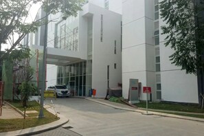 Guests can park their vehicle in designated areas, with a nearby sign indicating parking restrictions.