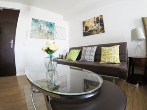 Deluxe Studio Suite | Living room