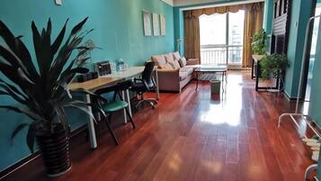 Superior-Suite, 1 Doppelbett | Wohnbereich | Fernseher