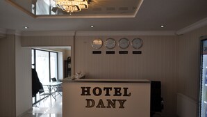 Un mostrador de recepción de hotel con un letrero que dice "HOTEL DANY".