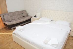 Deluxe-Doppelzimmer, Balkon | Minibar, Zimmersafe, Schreibtisch, Verdunkelungsvorhänge