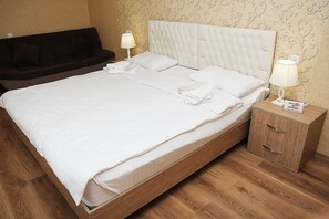 Camera Deluxe con letto matrimoniale o 2 letti singoli, balcone | Minibar, una cassaforte in camera, una scrivania, tende oscuranti