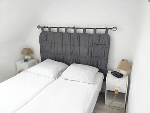 2 bedrooms, iron/ironing board, Internet