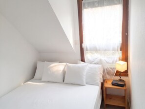 2 bedrooms, iron/ironing board, free WiFi