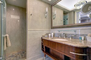 Combined shower/bathtub, hair dryer, towels - ⚜WALDORF ASTORIA⚜ King Suite ⚜Luxury 1 BR+ balcony (Jerusalem)