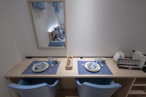 基础客房, 1 张双人床, 无烟房 (D, semi-basement) | 1 多间卧室、高档床上用品、羽绒被、办公桌