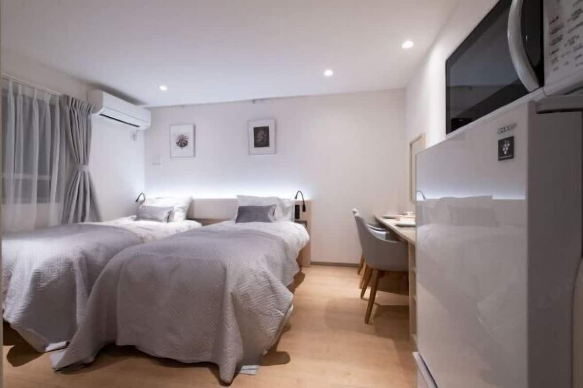1 bedroom, premium bedding, down comforters, desk