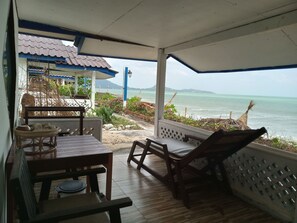 로맨틱룸 | 거실 공간 | 위성 채널 시청이 가능한 32인치 평면 TV, TV