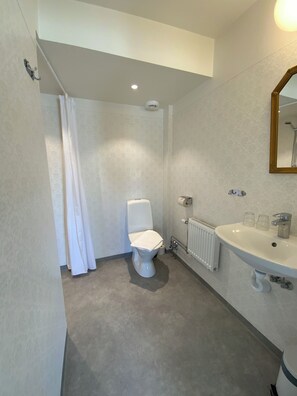 コンフォート ダブルルーム クイーンベッド 1 台 禁煙 | バスルーム | シャワー、タオル