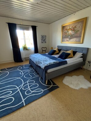 Sengetøy av topp kvalitet, blendingsgardiner og strykejern/-brett