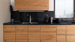 Espresso maker, full-sized fridge, microwave, oven - Luxury 2BR Balcony near beach Parking (Tel Aviv)