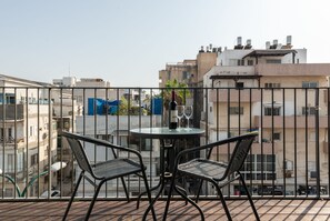 Deluxe Apartment, 2 Bedrooms | Balcony - Luxury 2BR Balcony near beach Parking (Tel Aviv)