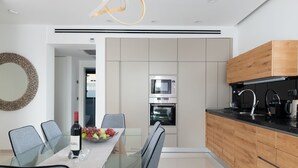 Deluxe Apartment, 2 Bedrooms | In-room dining - Luxury 2BR Balcony near beach Parking (Tel Aviv)