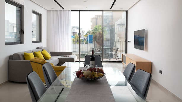 In-room dining - Luxury 2BR Balcony near beach Parking (Tel Aviv)