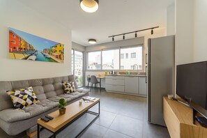 Apartamento conforto, 1 quarto | Sala de estar | TV de tela plana