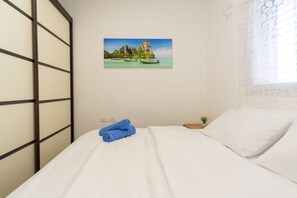 1 bedroom, free cots/infant beds, free WiFi, bed sheets - Bugrashov by the Beach 1 BDR & Balcony (Tel Aviv)