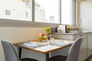 Apartamento conforto, 1 quarto | Opções para refeição no quarto