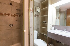 Appartamento Comfort, 2 camere da letto | Bagno | Vasca e doccia separate, vasca idromassaggio, asciugamani