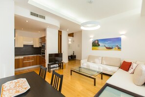 Comfort-Apartment, 2 Schlafzimmer | Wohnzimmer | Flachbildfernseher