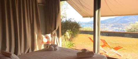 Bureau, rideaux occultants, lits bébé (gratuits)