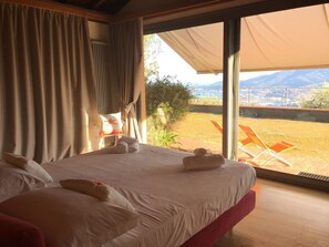 Bureau, rideaux occultants, lits bébé (gratuits)