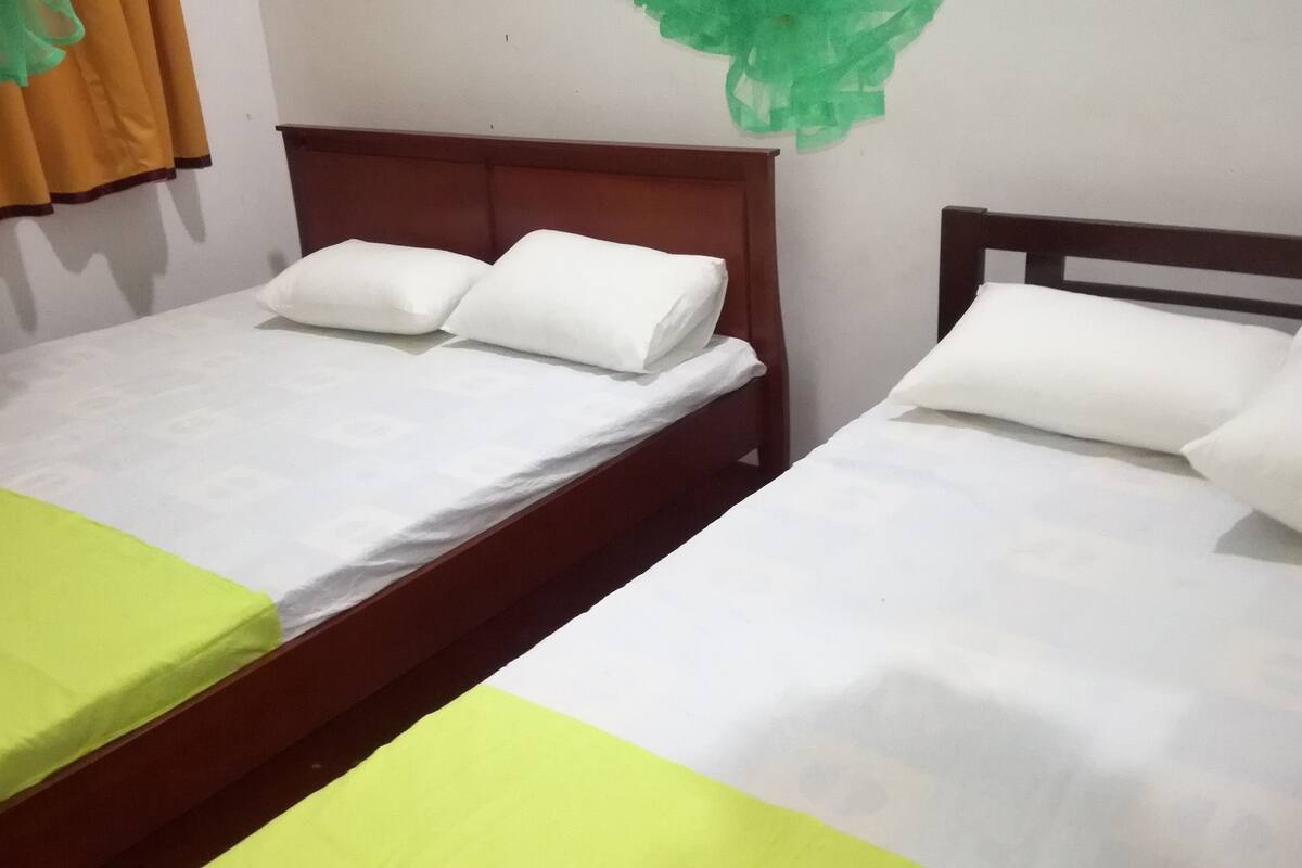 Economy Triple Room, Non Smoking | Desk, iron/ironing board