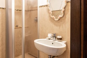 Douche, douche à « effet pluie », articles de toilette gratuits